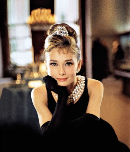 audrey hepburn black dress pearls A woman in a black dress with pearls on her head. Audrey PICRYL