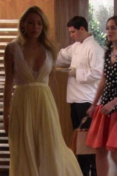 serena van der woodsen gold dress in what world is serena's cotillion better? it looks like a bunch of hair ties around cece's curtains : r/GossipGirl Serena van der Woodsen dress