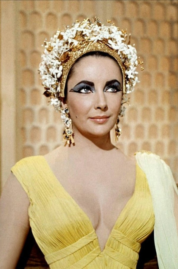 elizabeth taylor cleopatra gold dress For "Cleopatra", 26.000 costumes were designed, including at least 65 outfit changes for Elizabeth Taylor, made by Irene Sharaff. One of these included a 24-carat gold cloth cape that was designed to