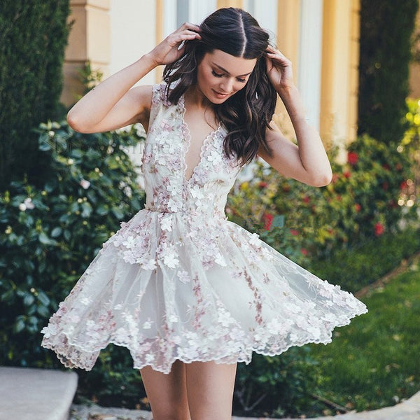 White Tulle Deep V-neck Short Homecoming Dresses With Applique