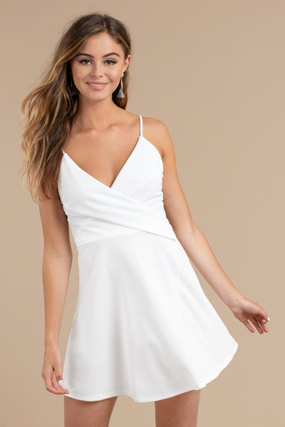 Sweetheart White Straps V-neck Short Homecoming Dresses