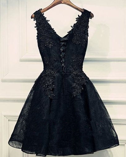 Black Lace Applique V-neck Homecoming Dresses With Beading