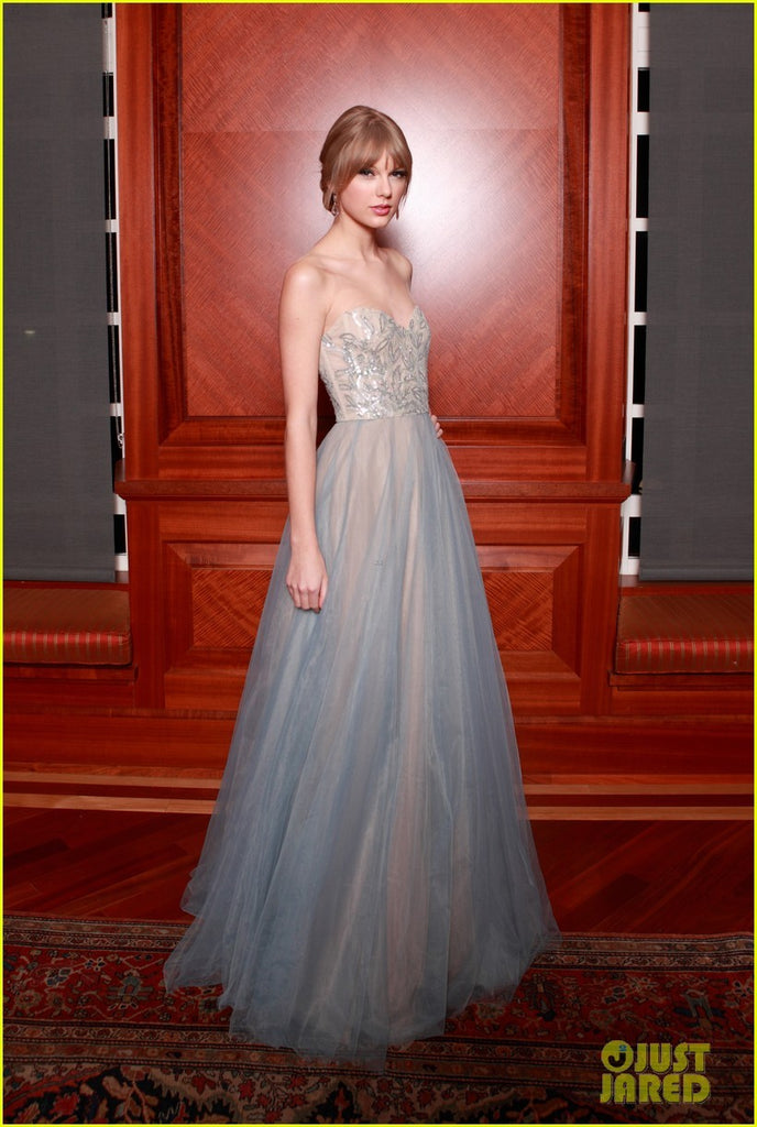 taylor swift evening dress Photos: 13 Times Taylor Swift Wore a White Dress (Get the Look)